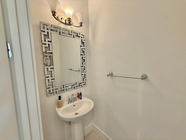 Building Photo - 3019 Franklin Pl