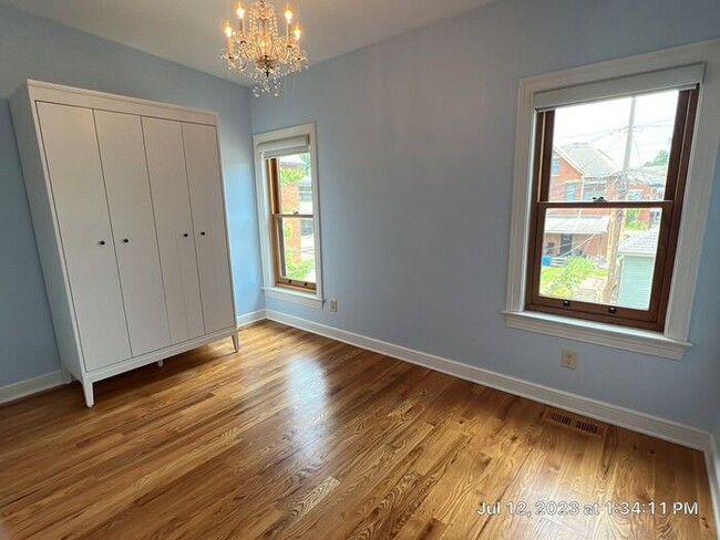 Building Photo - Harrison West Adorable 2 Bedroom updated C...