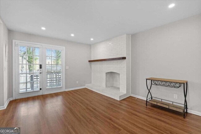 Building Photo - 541 N White St