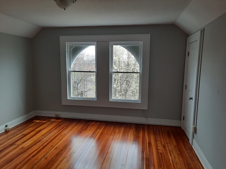 ROOM - 177 Davenport Ave
