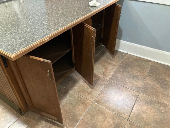 Building Photo - 3327 Wyandotte St