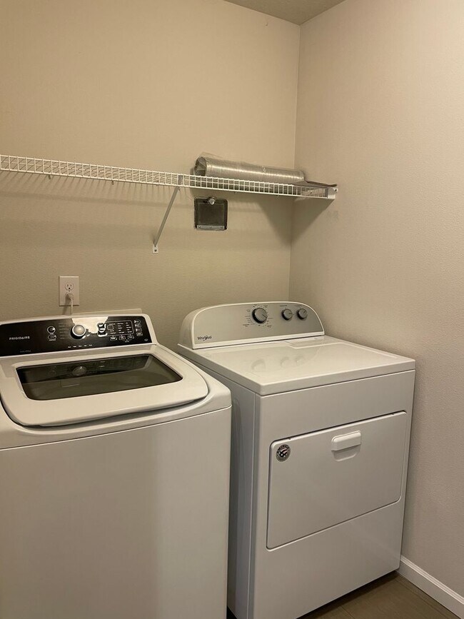 Building Photo - Beautiful 4 + Den Bedroom 2.5 Bath Home Lo...