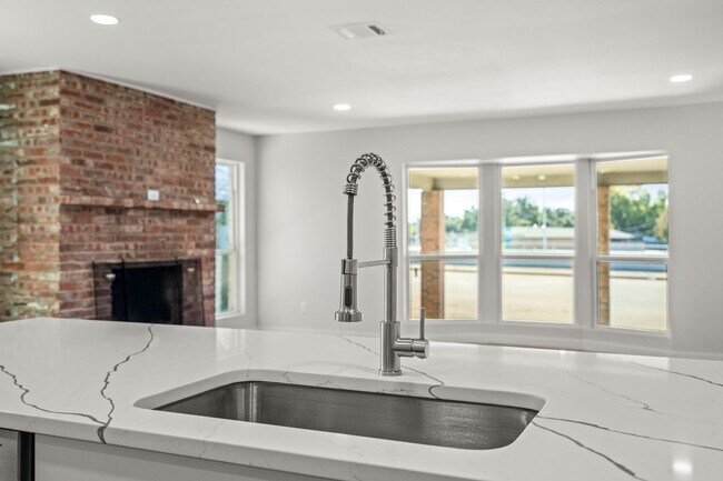 Building Photo - SW Loop 820 - 4304/4306 *Lease Up Only*