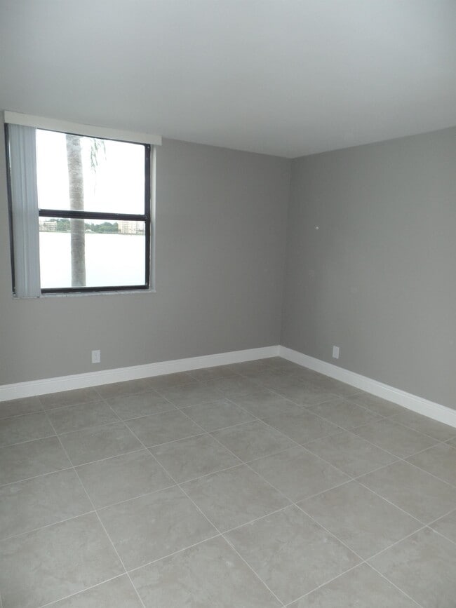 Building Photo - 118 Lake Emerald Dr