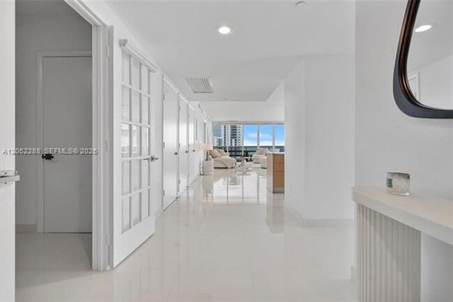 Building Photo - 1830 S Ocean Dr