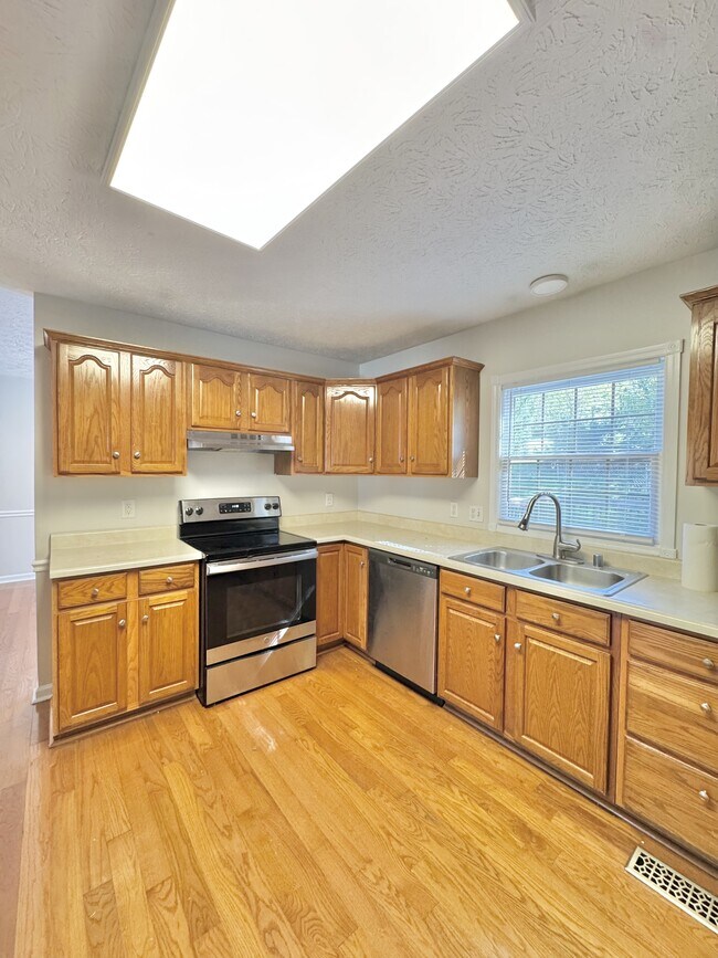 Building Photo - 550 Norwood Dr