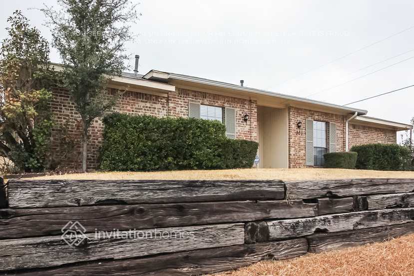 Building Photo - 301 Overland Dr