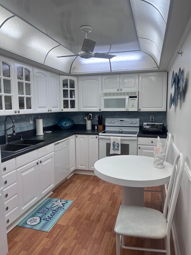 Building Photo - 255 Dolphin Point