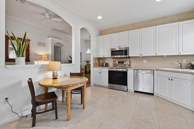 Building Photo - 425 SW Talquin Ln