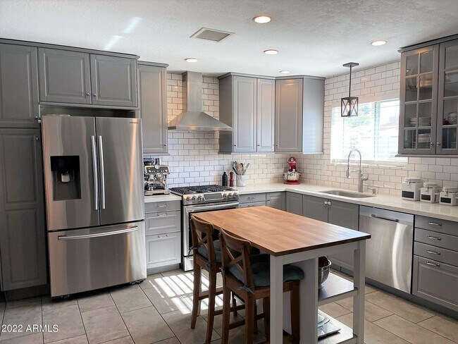 Building Photo - 3909 E Shaw Butte Dr