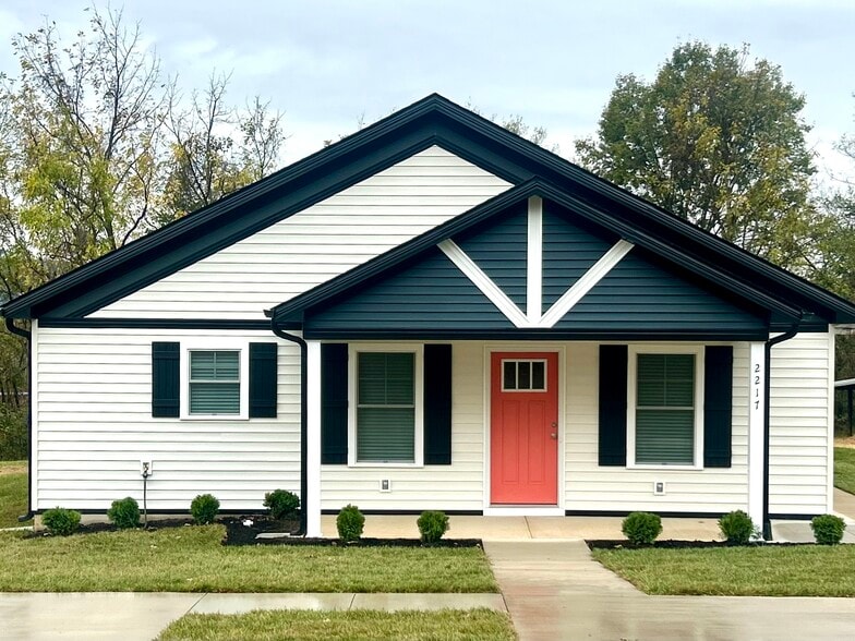 Beautiful craftsman exterior with expansive front porch - 2217 Kenwood Blvd SE