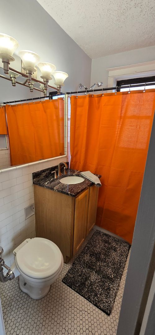 Building Photo - Charming Top Floor Penthouse Condo with Vi...