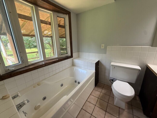 Building Photo - Cute 2 Bedroom 1 Bath with bonus room!