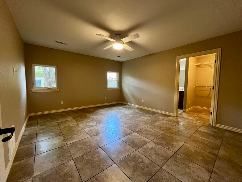 Bed2 - 805 NW B St