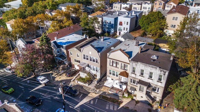 Building Photo - 46 Spruce St