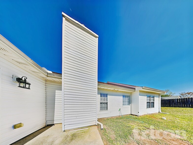 Building Photo - 70 Home Pl Dr