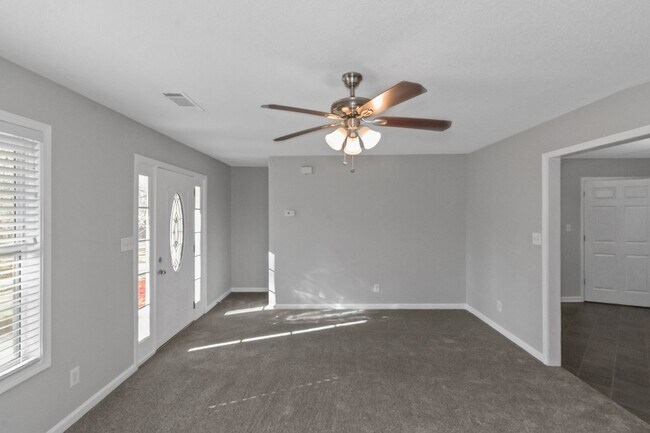 Building Photo - Adorable 3BR / 2Bath Home in Griffin! 1 Acre Lot!