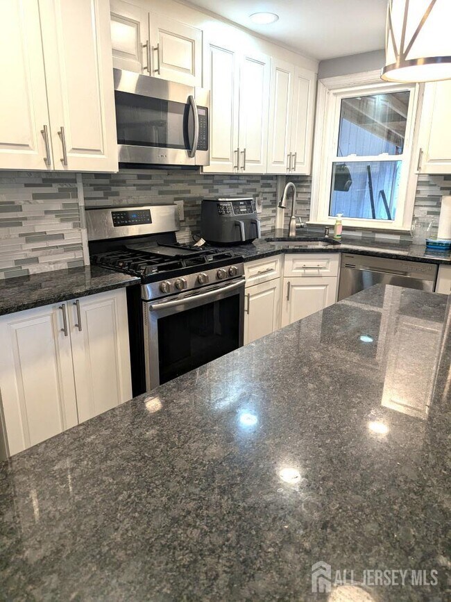 Building Photo - 651 Crescent Dr