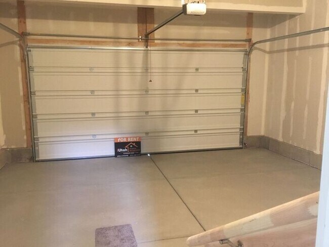Building Photo - 3 bdrm 2 1/2 bath Home- Small Dog Friendly
