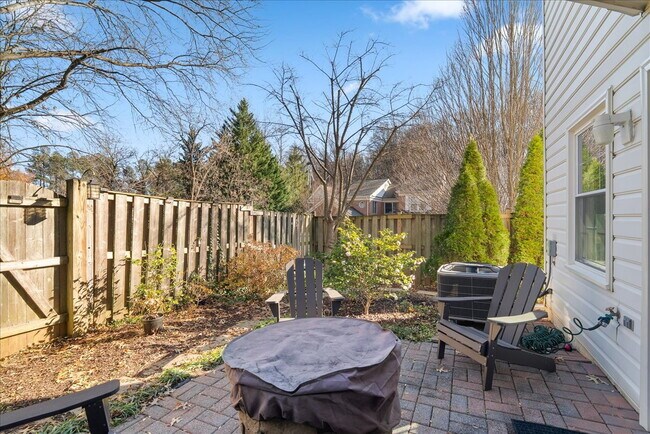 Building Photo - Beautiful End-Unit Townhome with Spacious Interior and Outdoor Living