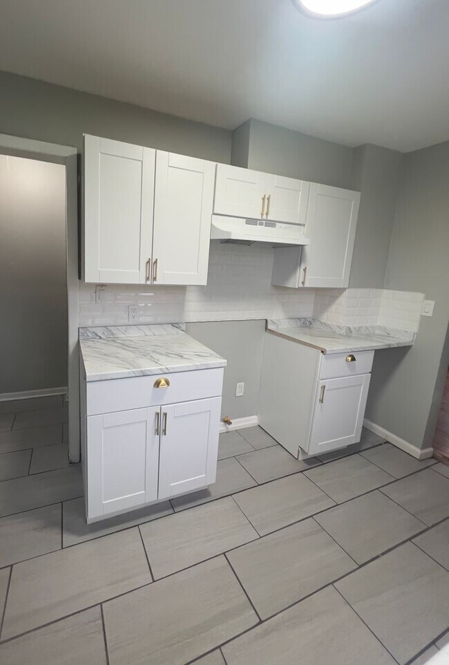 Building Photo - 2 Bedroom House Available NOW in Burnham I...