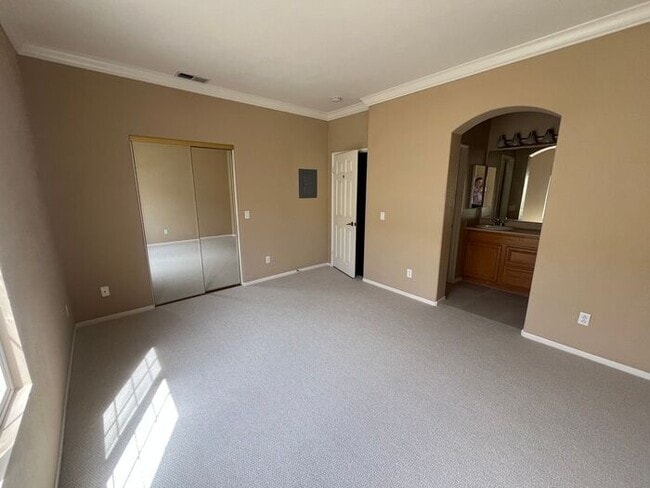 Building Photo - Move In Ready! 2 bedrooms 2.5 bath Townhom...