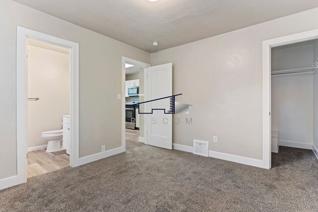 Building Photo - Polk Duplex