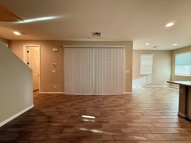 Building Photo - 3 BED 2.5 BATH 2 CAR GARAGE MODERN TOWNHOM...