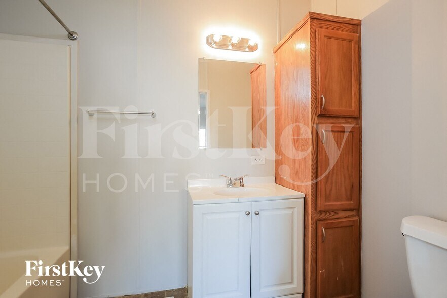 Building Photo - 5650 Askew Ave