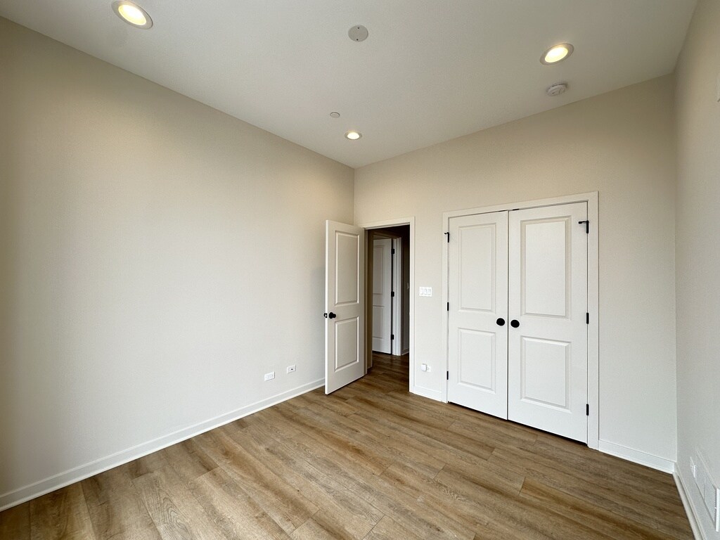 Building Photo - 3207 N Narragansett Ave