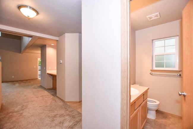 Building Photo - 2-story home on private cul-de-sac!