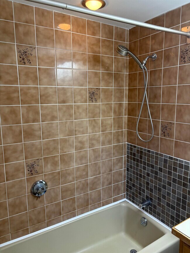 Building Photo - 290 Glen Ledge Rd