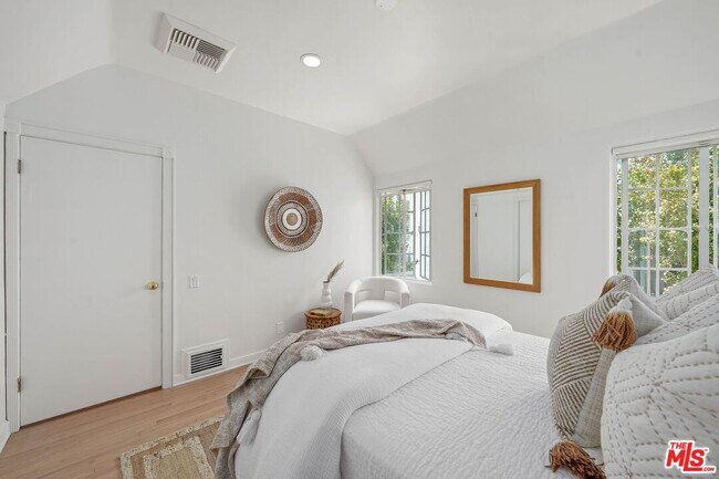 Building Photo - 9677 Charleville Blvd