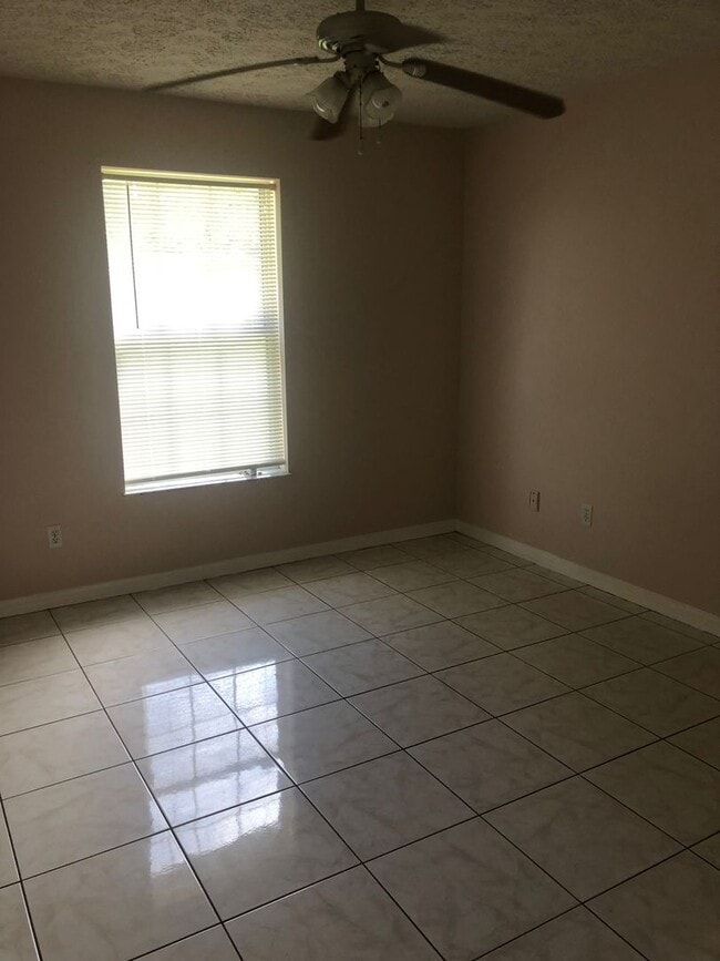Building Photo - East of U.S.One 4 bedroom 3 bath