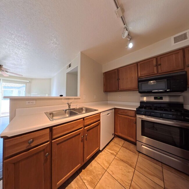 Building Photo - 3 Bedroom | 2nd Floor | Laminate Floors | Gated Community