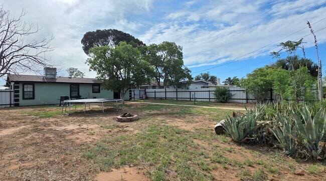Building Photo - 600 Zeneta Ave