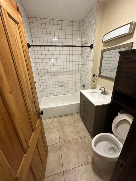 Full Tub and Shower - 751 N Salina St