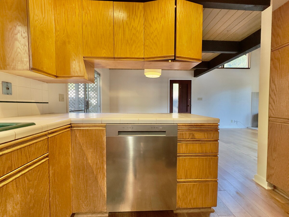 Building Photo - 6583 Valley View Rd