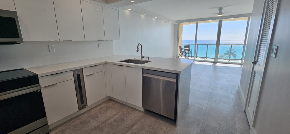 Building Photo - 2501 S Ocean Dr