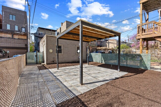 Building Photo - 915 W Newport Ave