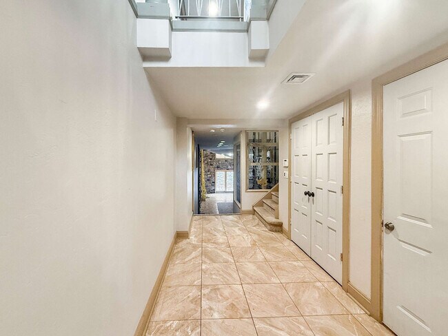 Building Photo - 602 S Front St