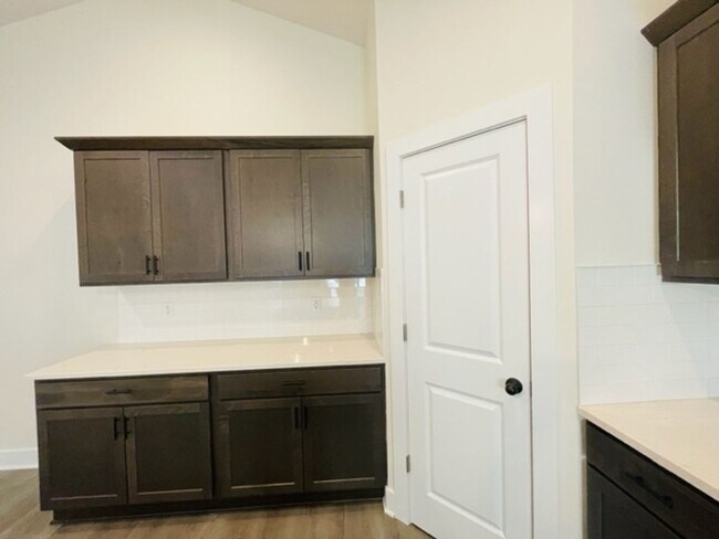 Building Photo - 1632/34 Hickory Creek