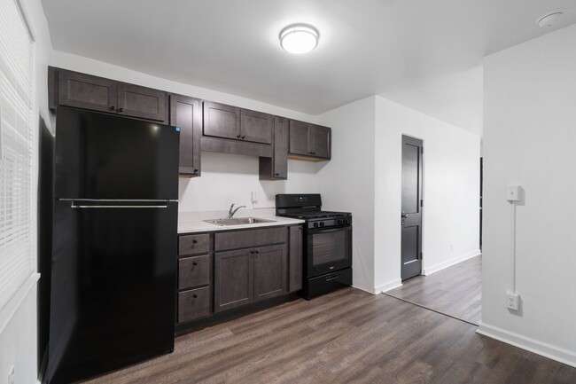 Building Photo - Newly Renovated 2-Bedroom Townhouse