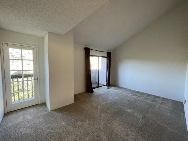 Building Photo - 8722 Villa La Jolla Dr
