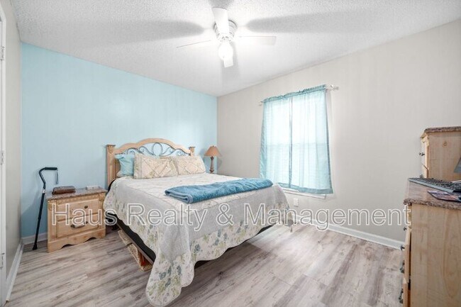 Building Photo - 919 Desota Ln