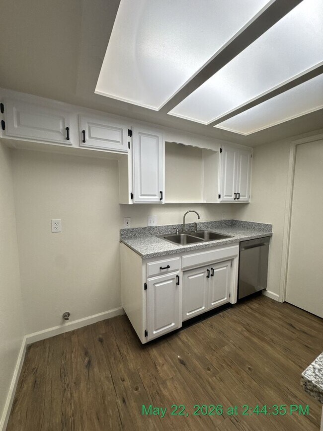 Building Photo - 1566
