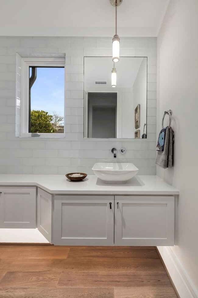 Building Photo - 6Bd/6.5Ba Clyde Hill House