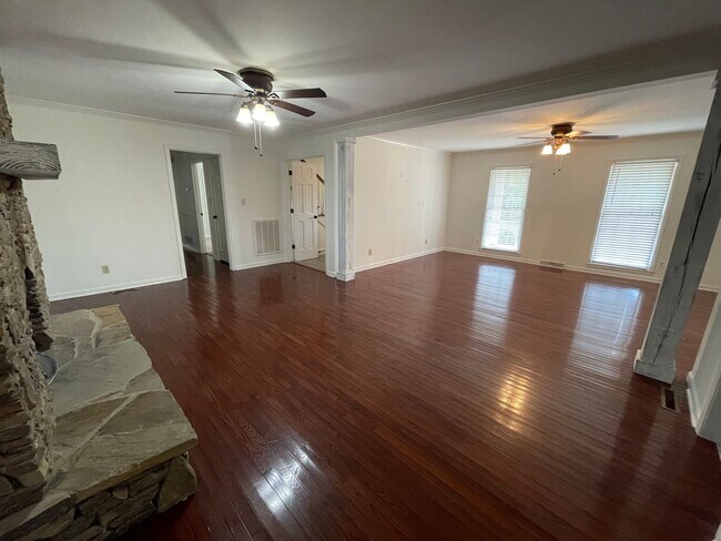 Building Photo - Large 4/4 House in Maplewood $2,650