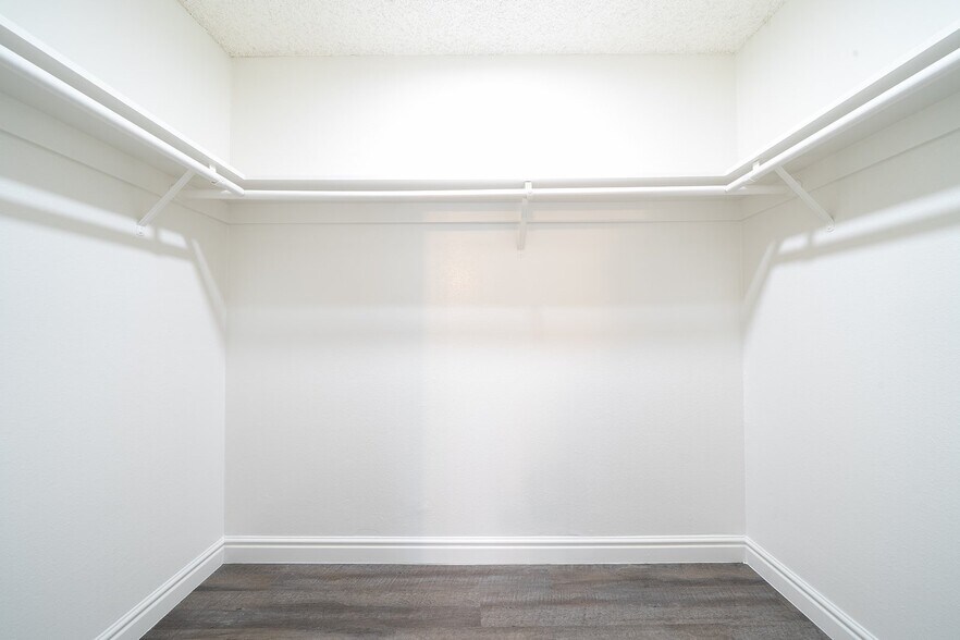 Building Photo - 1125 Meadow Lake Dr