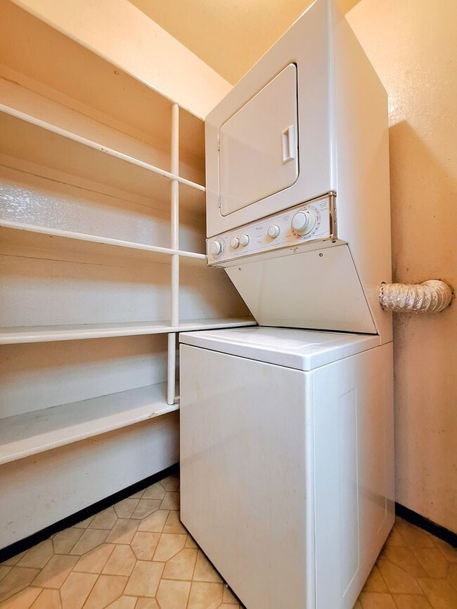 Building Photo - Spacious First Floor 2bd Condo With Laundr...